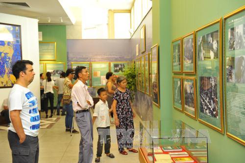 ງານວາງສະແດງຮູບພາບ,ວັດຖຸພັນກ່ຽວກັບປະທານໂຮ່ຈີມິນກັບນຳ້ໃຈມິດຕະພາບຫວຽດ-ຝຣັ່ງ
